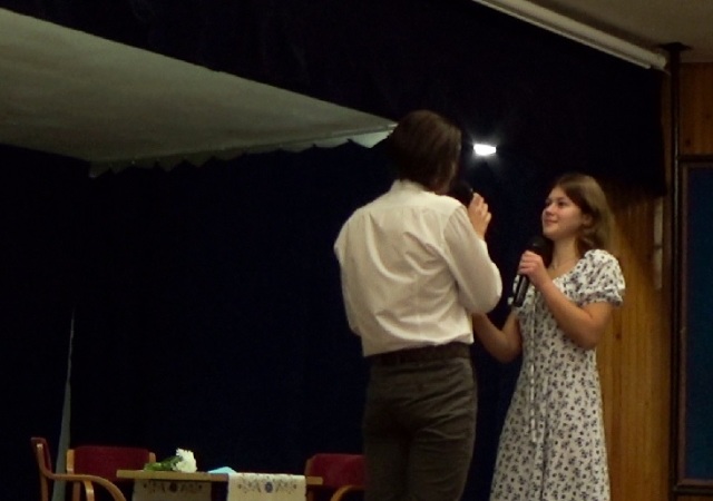 Odtwórcy głównych ról, Jacka i Ewy, w przedstawieniu o Jacku Krawczyku (scena ślubu)